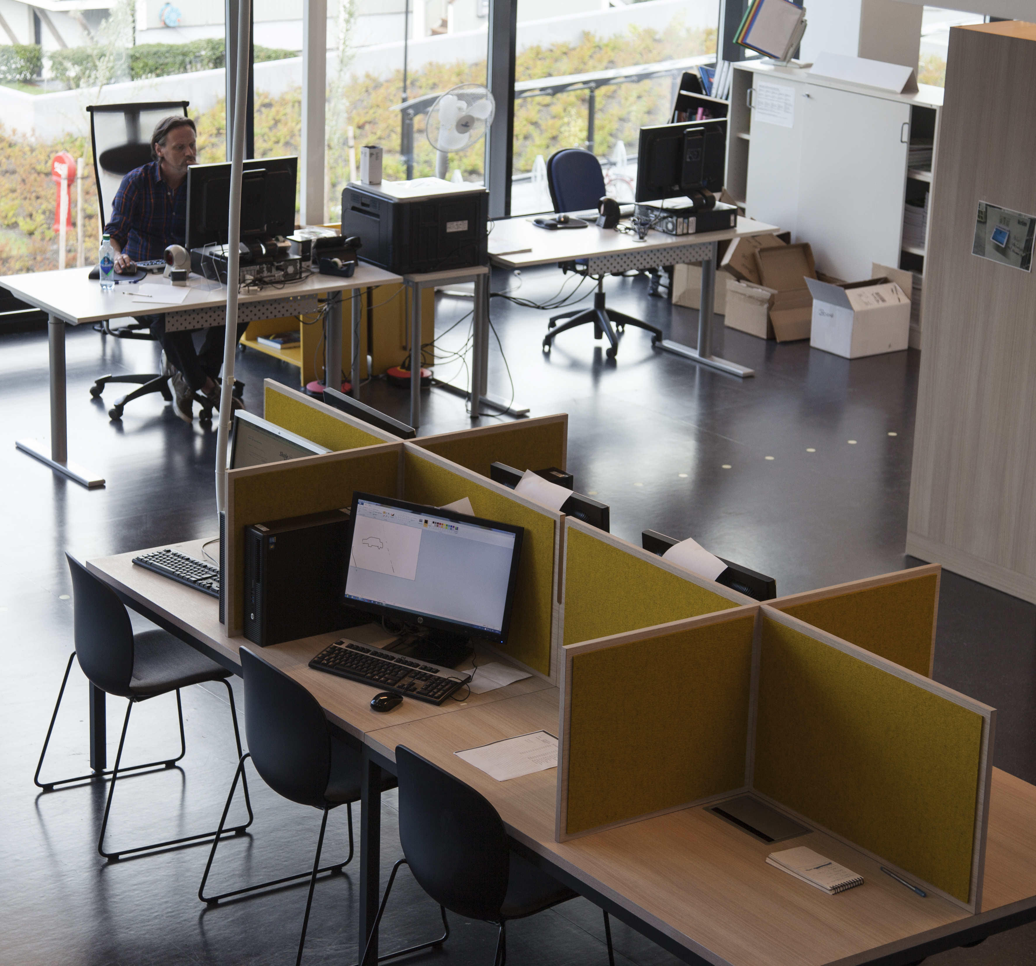 bord afskærmning med gul filt